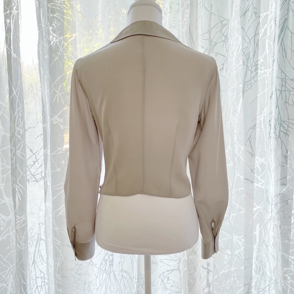 EMPORIO ARMANI LIGHT GRAY SILK COLLARED V-NECK LONG SLEEVE CROP BLOUSE TOP - Picture 3 of 6